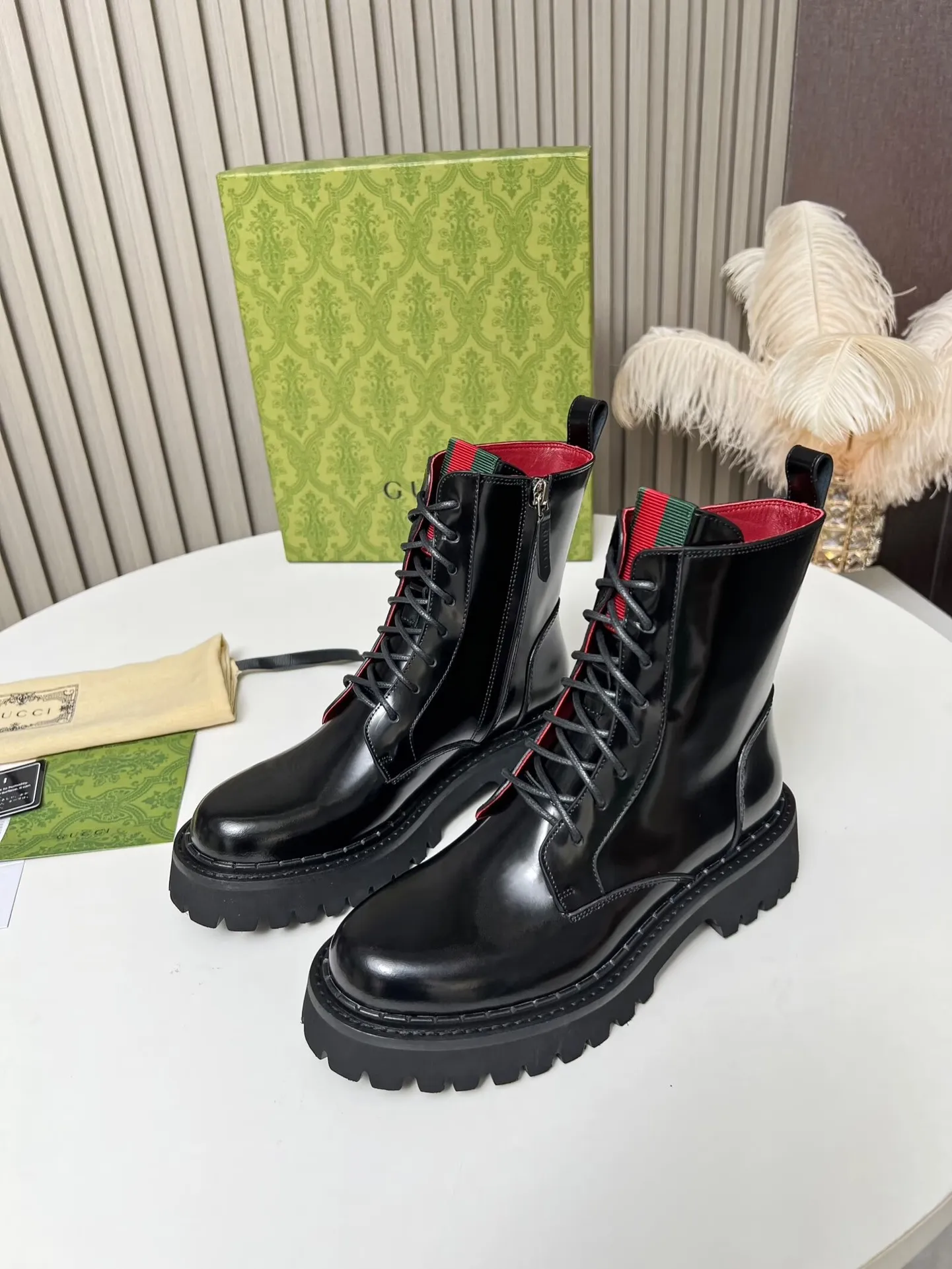 👟👟Ex-factory price 620👟👟 2025 latest version of Gucci GUCCI versatile strappy Martin boots, easy to put on and take off 'Branded webbing color matching Heel height: 5cm Fabric: cowhide/open edge beads Inner/foot pads: red cowhide 🐂 The outsole is made of foam outsole Color: black Code number: 34-40. 34 and 41 42 need to be customized Packaging: Comes with card and cloth bag.